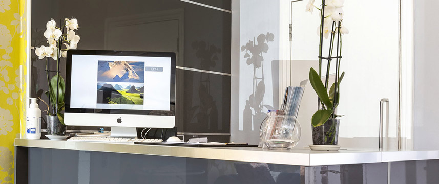 Hotel Shepherds Bush London - Reception Desk