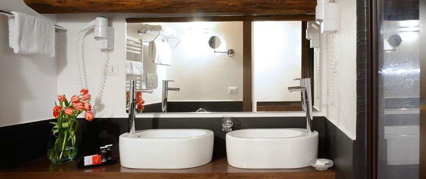 Hotel Trevi - Ensuite Bathroom