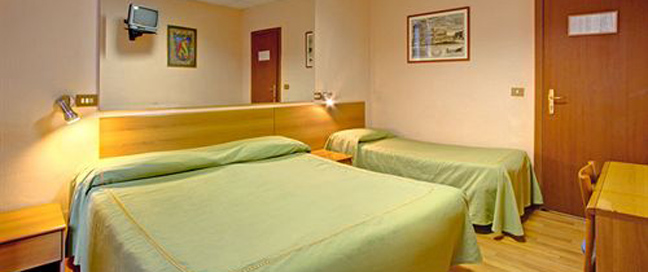 Hotel Urbis - Triple Bedroom