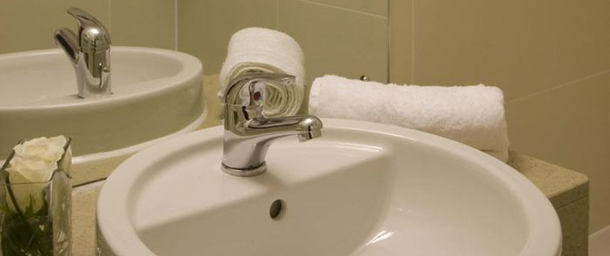 Jurys Gateshead Bathroom Main