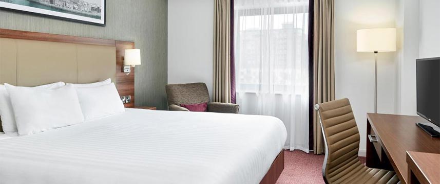 Jurys Inn Newcastle Quayside - Bedroom Desk
