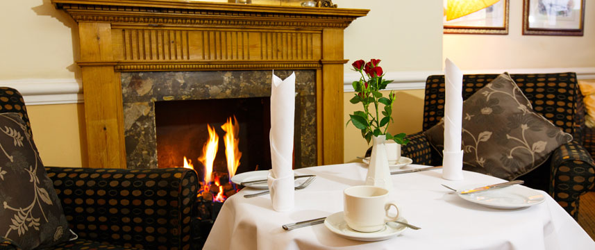 Kingston Lodge Hotel - Lounge Table