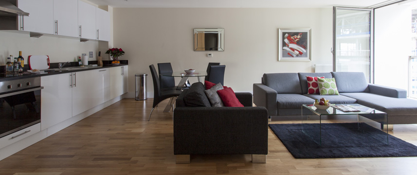 Lanterns Court Apartments - Apartment Lounge