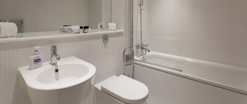 Lanterns Court Apartments - Bathroom