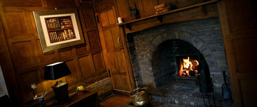 Legacy Falcon Hotel - Fireplace