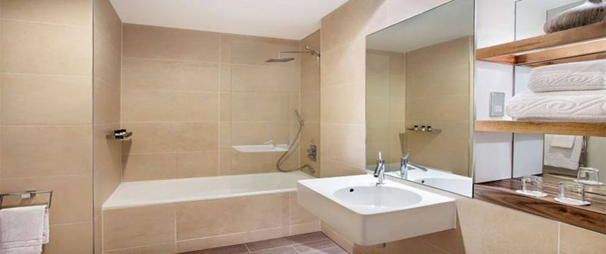 Leonardo Hotel Cardiff - Bathroom