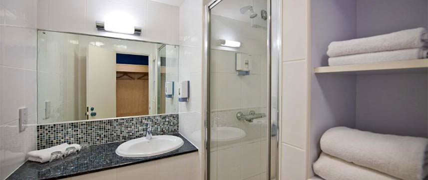 Leonardo Inn Aberdeen Airport - Bathroom