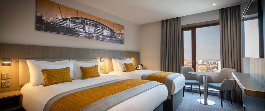 Maldron Hotel Glasgow City - Deluxe Triple Room