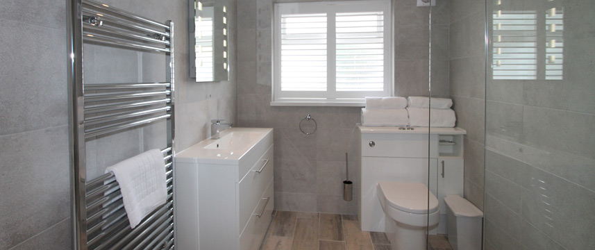 Mawgan Porth Apartments - Bathroom