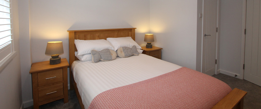 Mawgan Porth Apartments - Double Bedroom