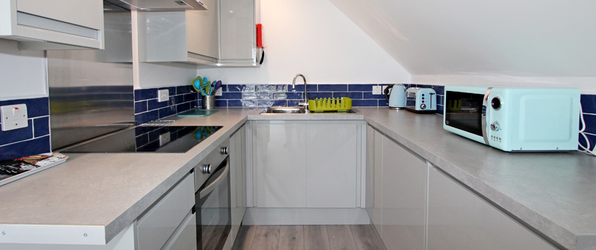 Mawgan Porth Apartments - Kitchen