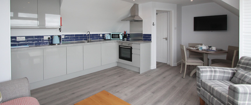 Mawgan Porth Apartments - Kitchen Diner