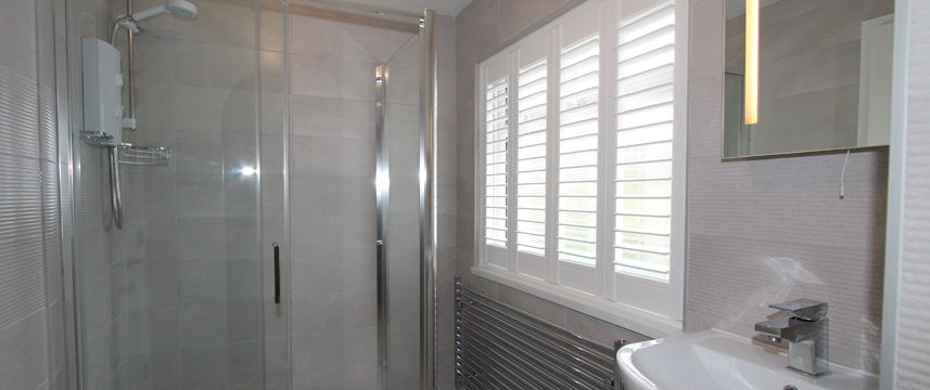 Mawgan Porth Apartments - Shower Room
