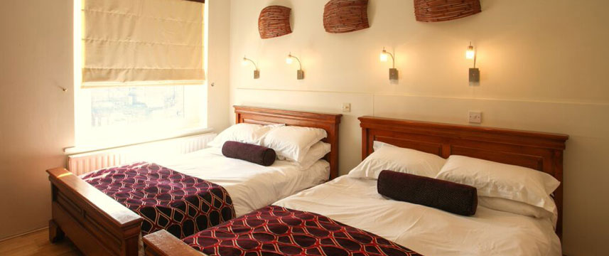 Mayflower Hotel - Family Bedroom