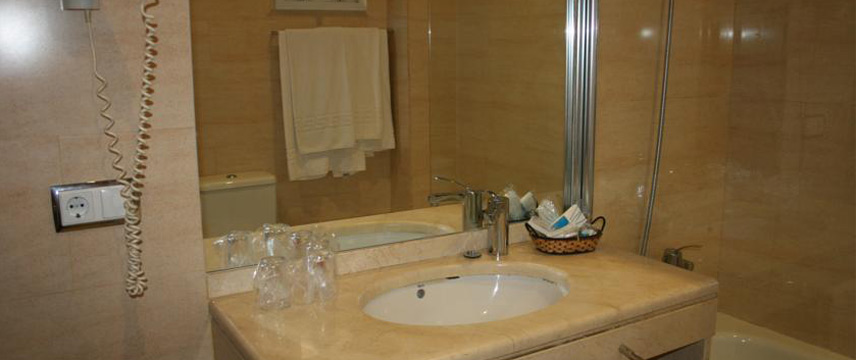 Monte Carlo Hotel - Bathroom