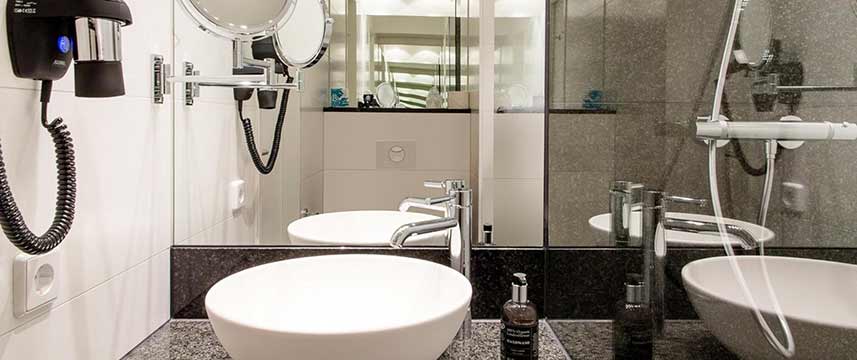 Motel One Amsterdam Waterlooplein - Bathroom