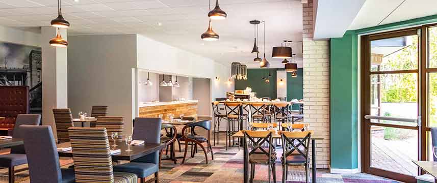 Novotel Newcastle Airport - Restaurant Tables