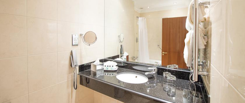 Parkway Hotel & Spa Bathroom