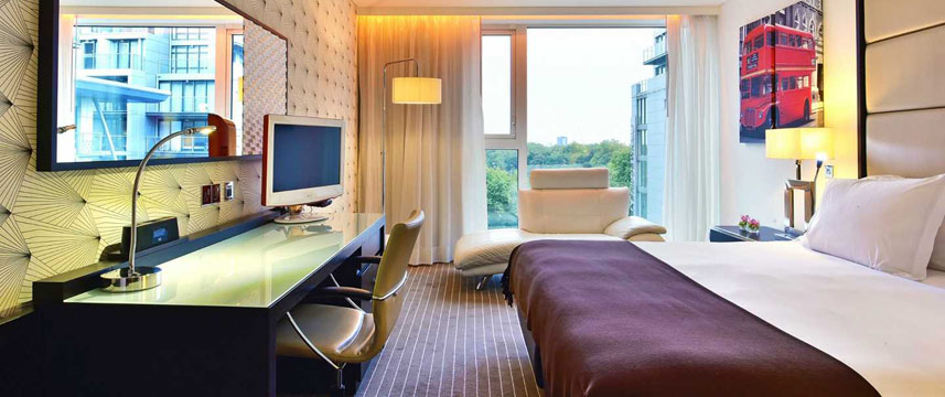 Pestana Chelsea Bridge Hotel Deluxe Bedroom