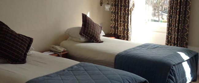 Pratts Hotel - Twin Bed Room