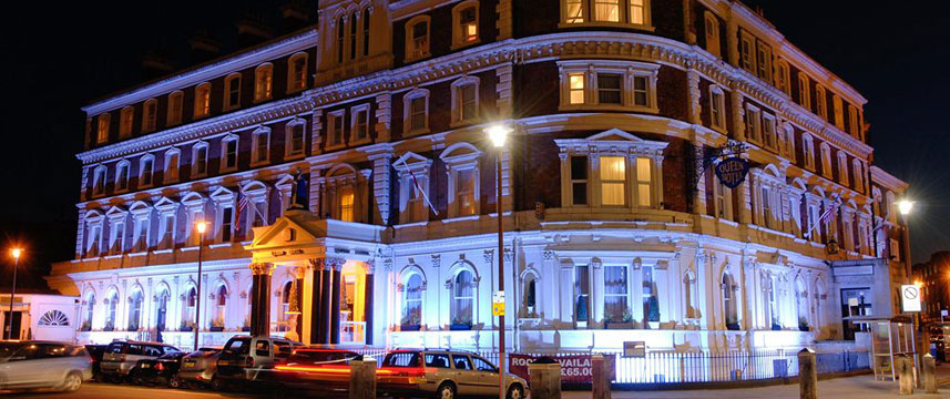 Premier Queen Hotel Exterior Night
