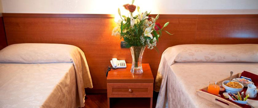 Priscilla Hotel - Bedroom