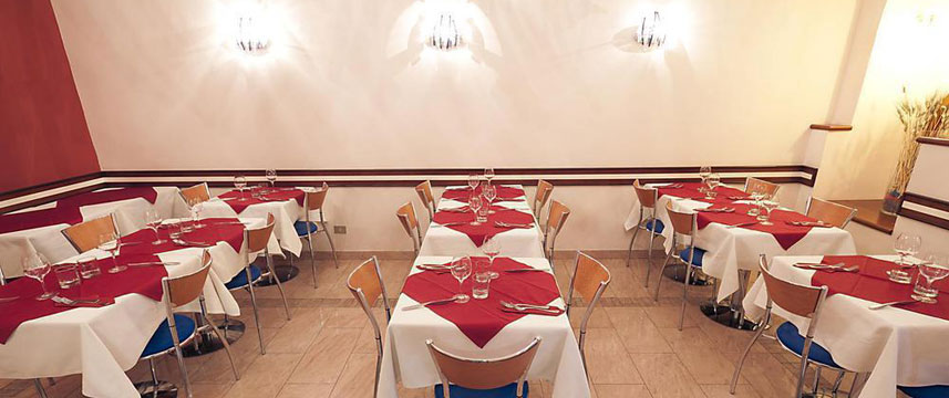 Priscilla Hotel - Restaurant Area