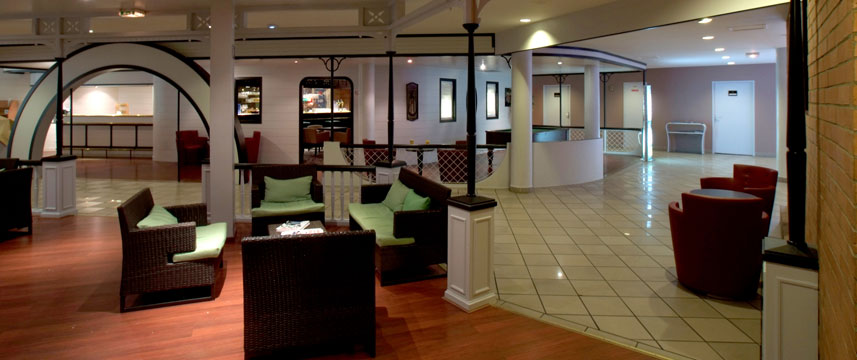 Qualys-Hotel Golf Paris Est - Lobby Area