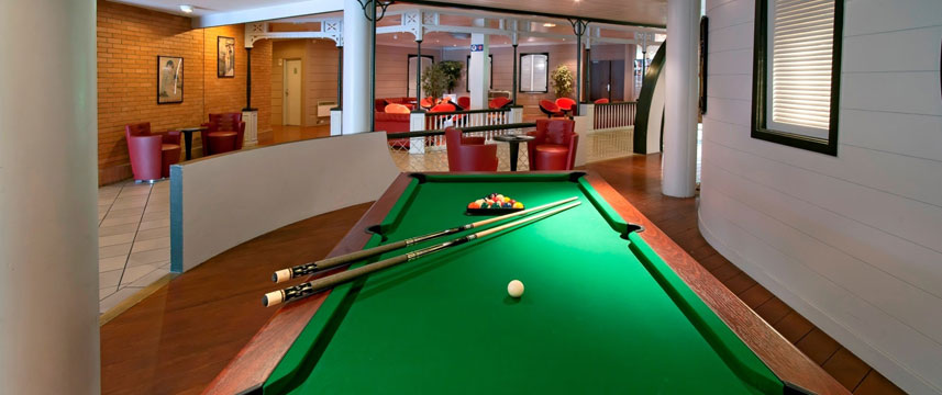 Qualys-Hotel Golf Paris Est - Pool Table