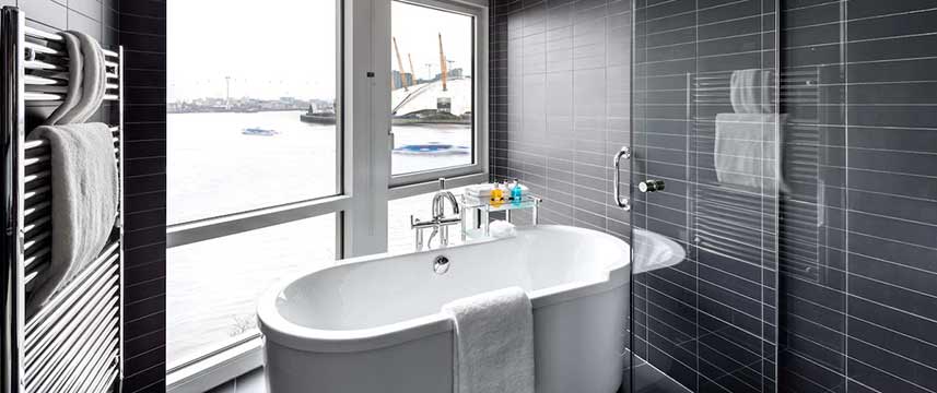 Radisson Blu Canary Wharf East Premium River View Bath