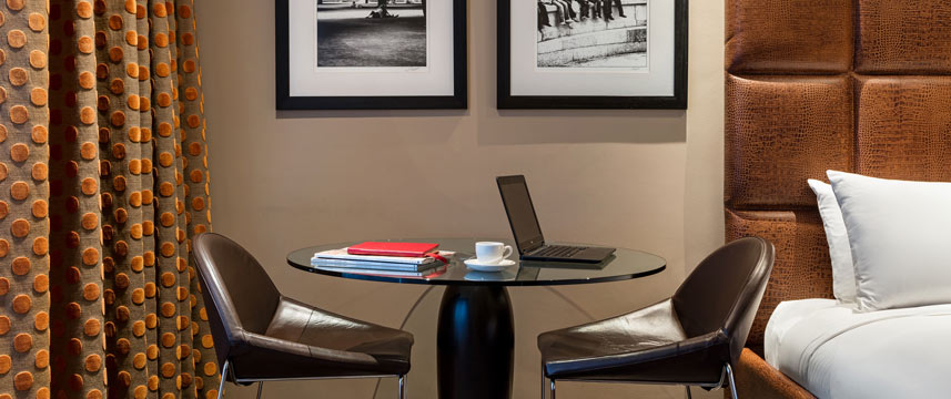 Radisson Blu Edwardian Heathrow - Bedroom Desk