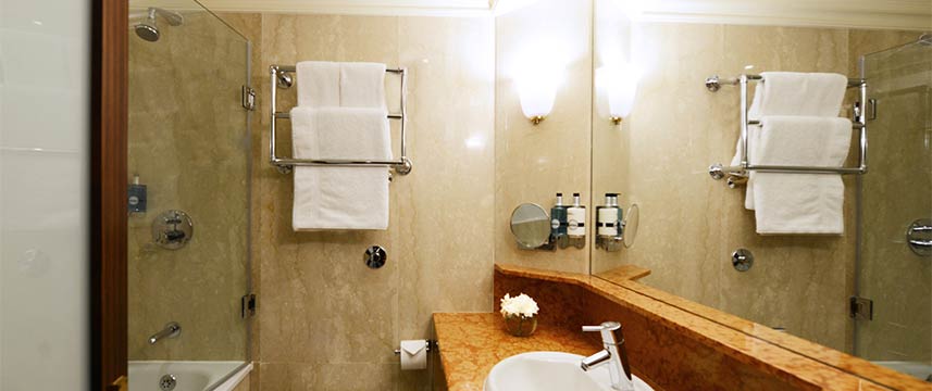 Radisson Blu Heathrow Superior Bathroom