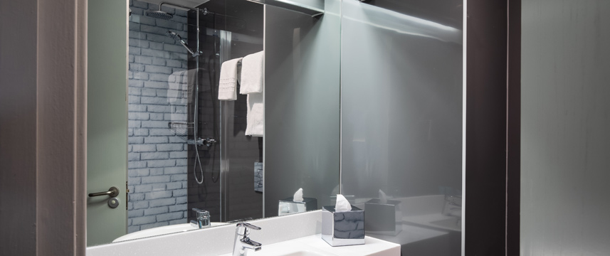 Ramada London Finchley - Executive Bathroom