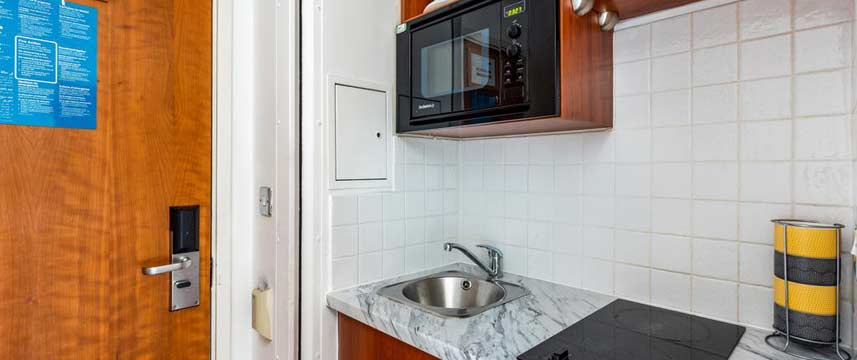 Roland House Apartments - Studio Kitchen