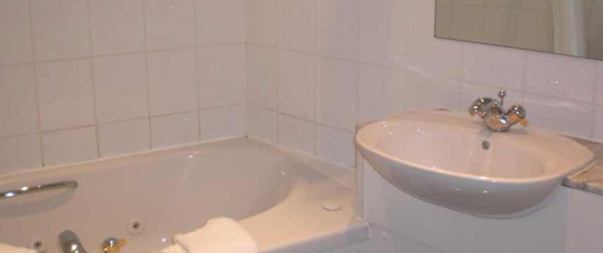 Roundhouse Hotel - Room Bath