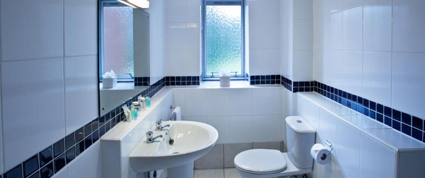 Royal Court Hotel Coventry Bath Room
