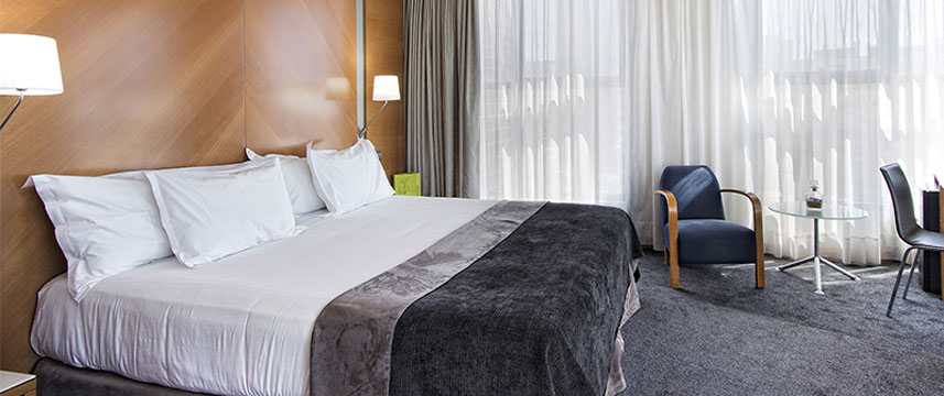 Silken Puerta Castilla - Junior Suite Bedroom