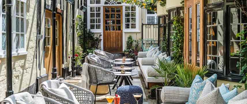 The George Hotel - Courtyard