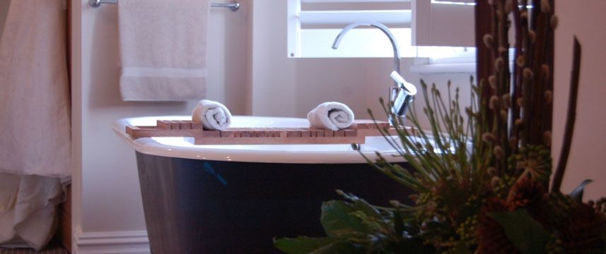 The Green House - Bathroom Tub