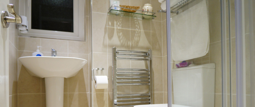 The Lawn Gatwick Guest House - Bathroom