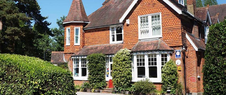 The Lawn Gatwick Guest House - Exterior