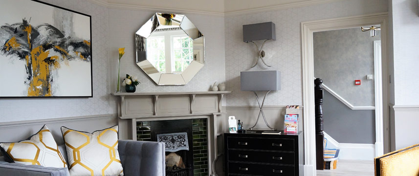 The Lawn Gatwick Guest House - Lounge Seating