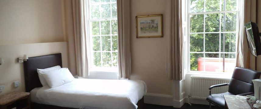 The Parade Park and Lambrettas Bar - Twin Bedroom