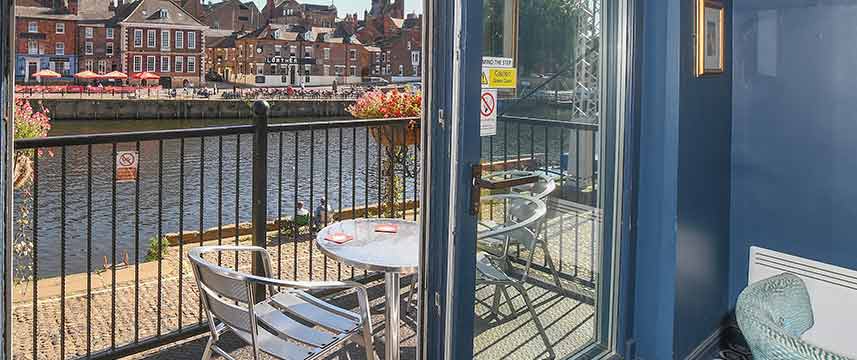 The Queens Hotel - Lounge View