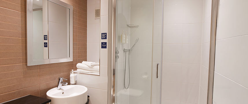 Thistle London Heathrow Executive Bathroom