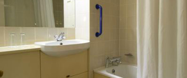 Travelodge Cork Airport - Bathroom