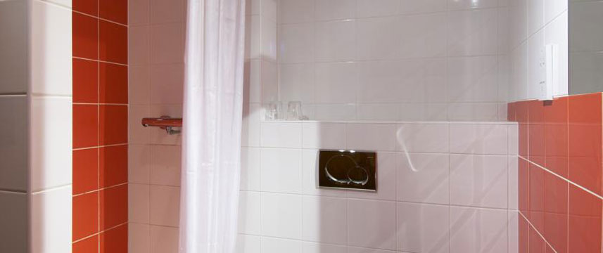 Travelodge Derry - Bathroom