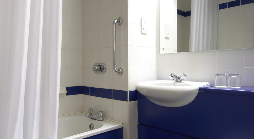 Travelodge Dublin Airport Swords - Bathroom