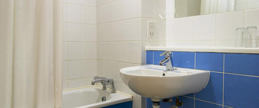 Travelodge Waterford - Bathroom
