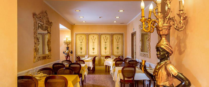 Welcome Piram Hotel - Restaurant Tables